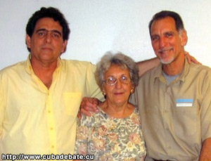 De izquierda a derecha: los hermanos Roberto y René González, junto a la madre de ambos Irma Sehwerert, en una visita a la cárcel de Marianna, donde estuvo preso René por 13 años.