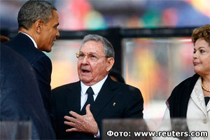 Протокольное рукопожатие президентов Барака Обамы и Рауля Кастро на церемонии похорон Нельсона Манделы (Фото: www.reuters.com)