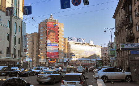 Гигантский плакат в поддержку Мадуро в центре Киева