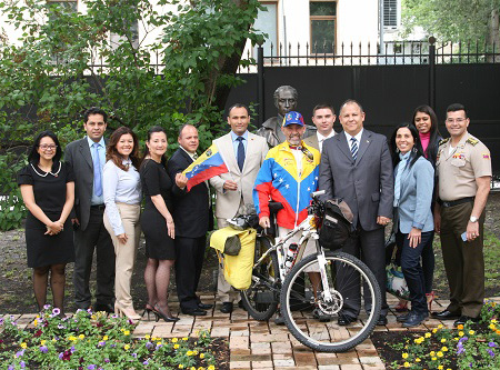 Ciclista venezolano Frank Molina con un mensaje de paz recorre las calles de Mosc&#250;
