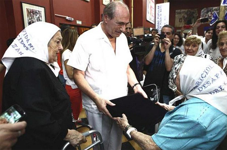 La presidenta de Madres de Plaza de Mayo le entregó un tradicional pañuelo al juez de la Corte Suprema de Justicia