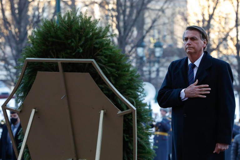 O Presidente Jair Bolsonaro acompanhou a aposição da coroa de flores, homenagem brasileira em honra aos combatentes mortos ou desaparecidos durante a Segunda Guerra Mundial - Foto: Alan Santos/PR