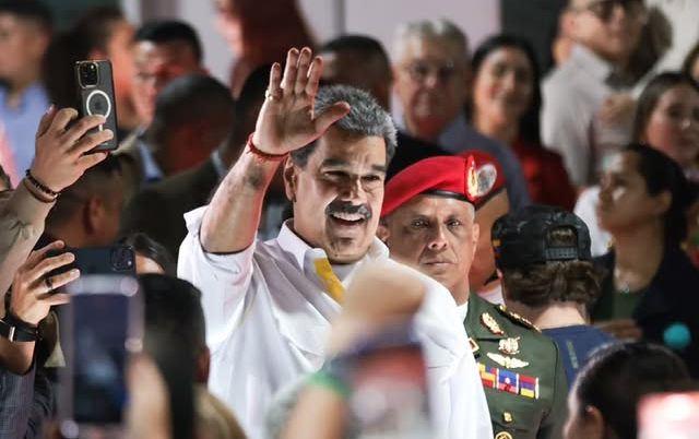 Николас Мадуро отмечает свой день рождения и заодно поздравляет актеров, продюсеров и сценаристов сериала “Николас: от Яре до Мирафлорес”.