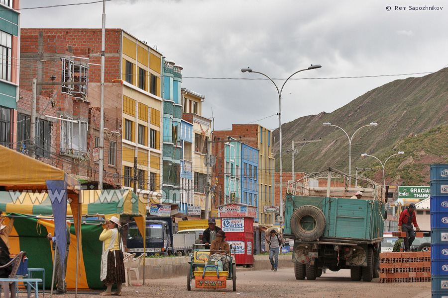 Bicycle carriages are the main transport means of Desaguadero