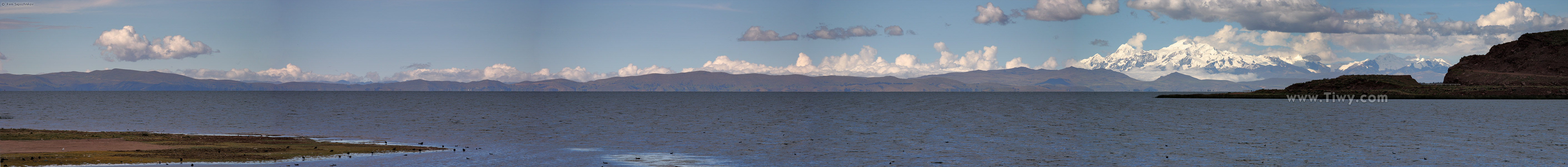 Desde el puente se contempla una preciosa vista del lago Titicaca