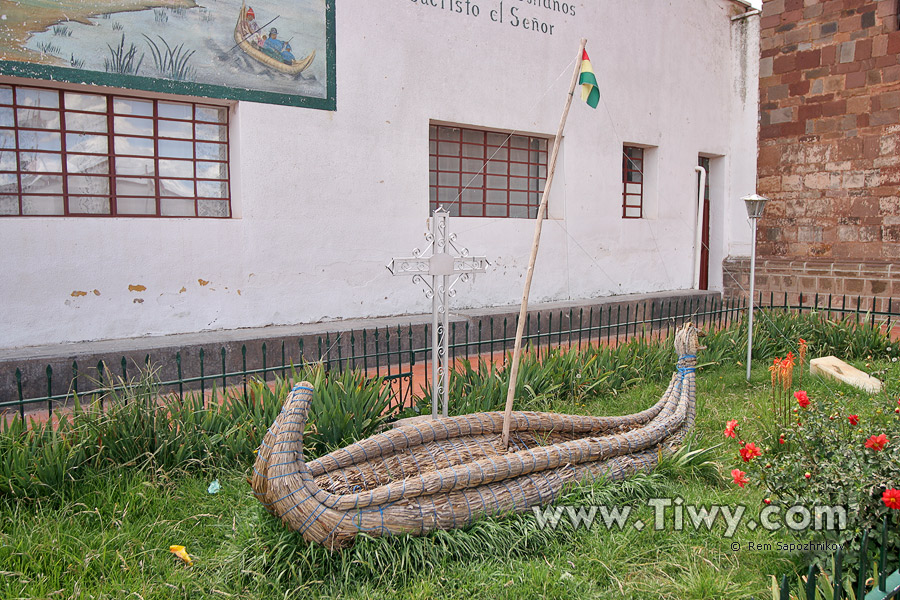 This boat made of totora has firmly «run aground»