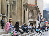 En los escalones de la iglesia de Nuestra Señora de La Paz