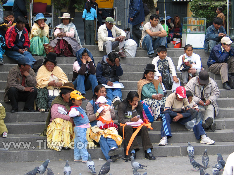 Люди отдыхают на площади Мурильо