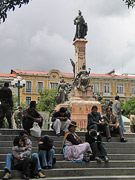 Люди отдыхают на площади Мурильо