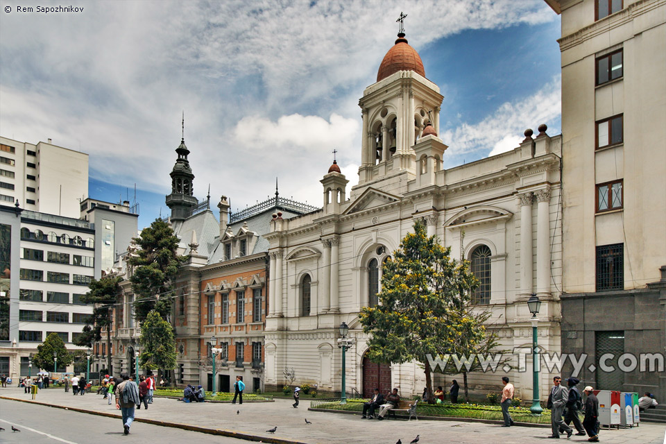 La iglesia de San Agustín y, algo más adelante, la alcaldía de La Paz