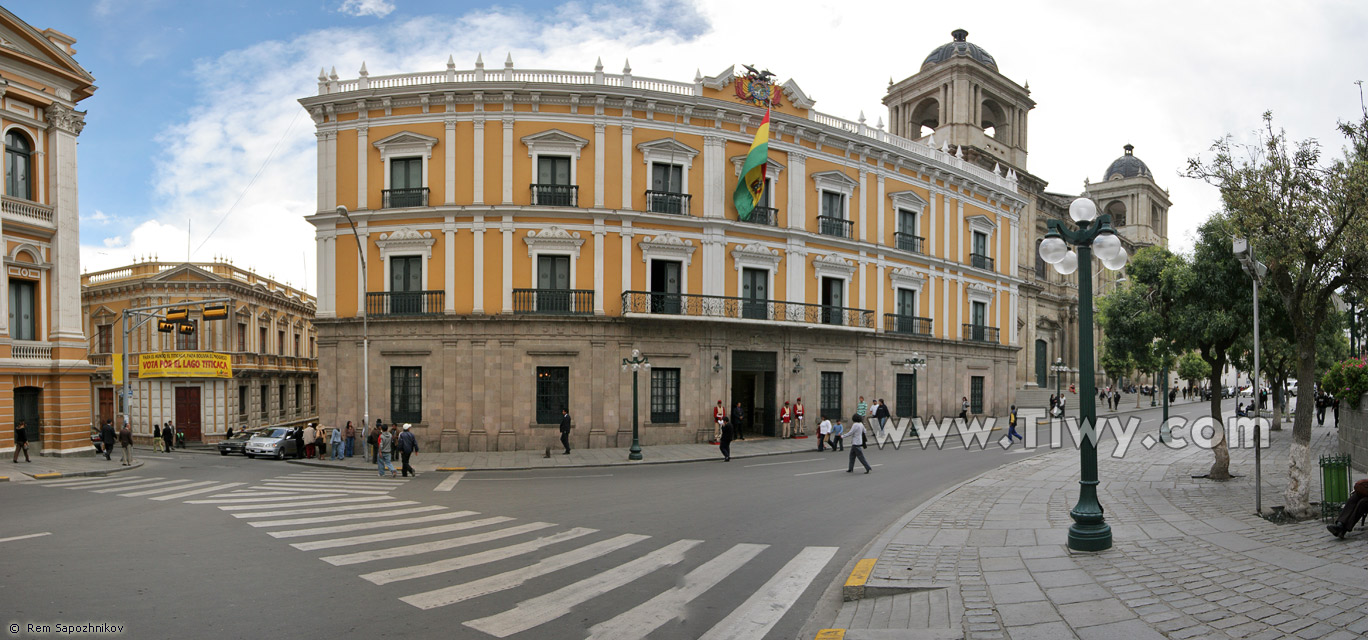 The presidential palace - «Palacio Quemado» («Burned Palace»)