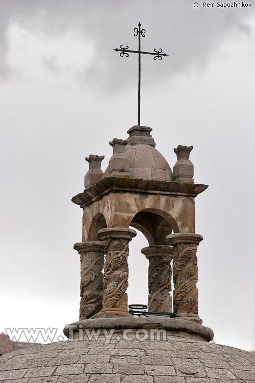 Крест на куполе церкви Сан-Франсиско