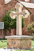 Cruz de piedra junto a la iglesia principal de Laja