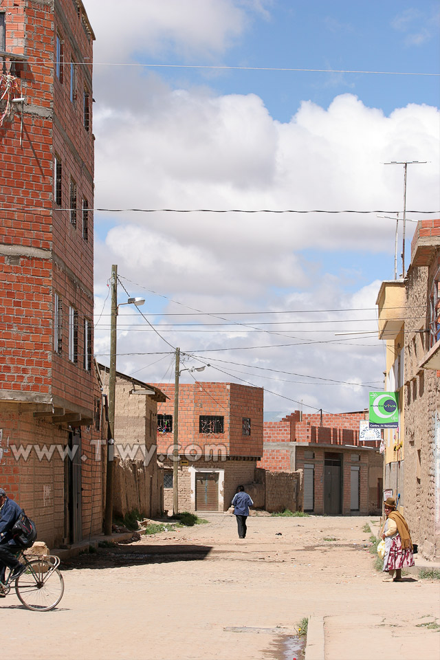 Entering the town Laja