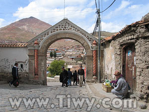 Arco de Cobija con Cerro Rico al fondo