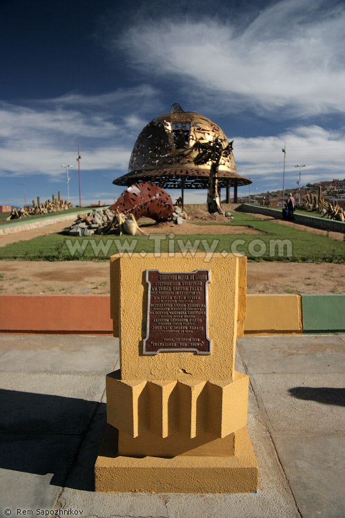 Монумент «Каска горняка» - Оруро, Боливия