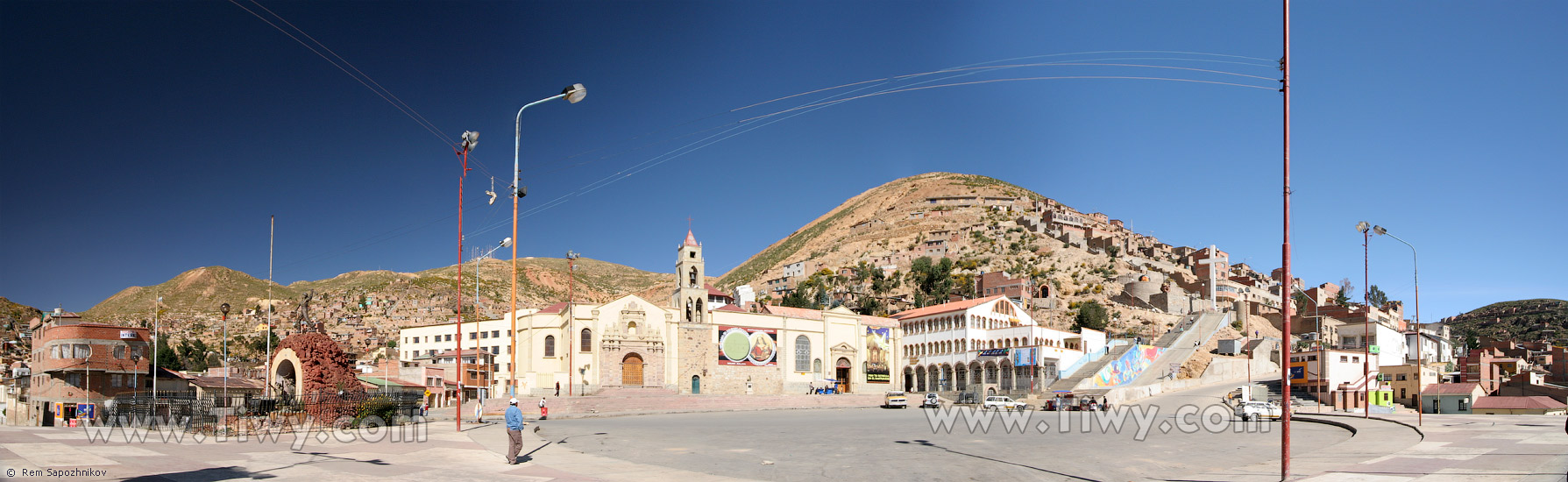 La Plaza del Folclore y el Santuario de la Virgen del Socavón