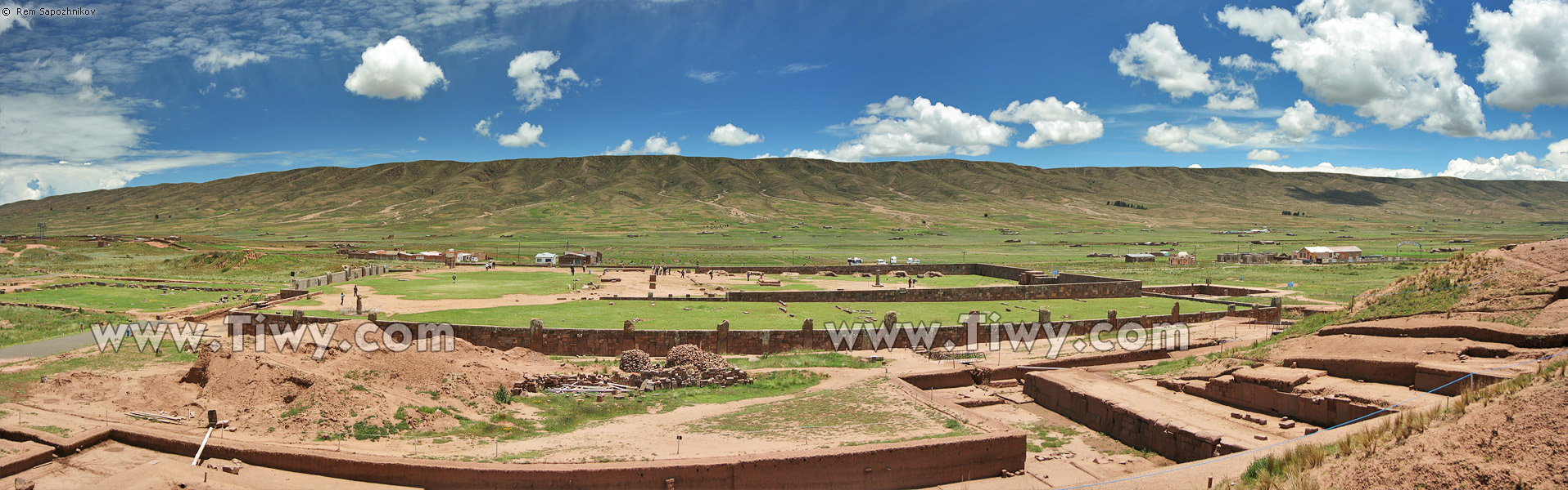 Vista desde Akapana hacia la parte de los trabajos de restauración junto al templo de Kalasasaya