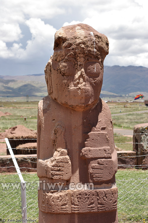 El Fraile Monolith («Monk») - Tiwanaku, Bolivia