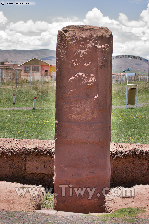 Monolito junto a una de las entradas al complejo de Tiwanaku