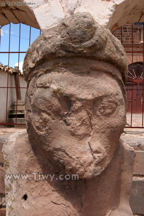 Cabeza de piedra junto a la entrada de la iglesia de Tiwanaku