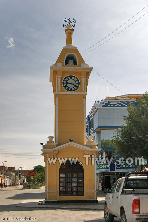 El principal atractivo de Uyuni es el reloj de la ciudad