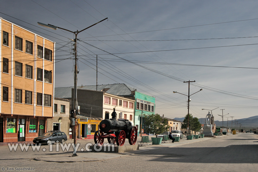 A little steam engine on the main street of Uyuni