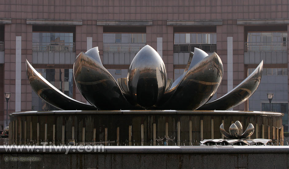 Fountain in the shape of a lotus