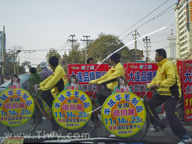 Ciclistas hacen publicidad