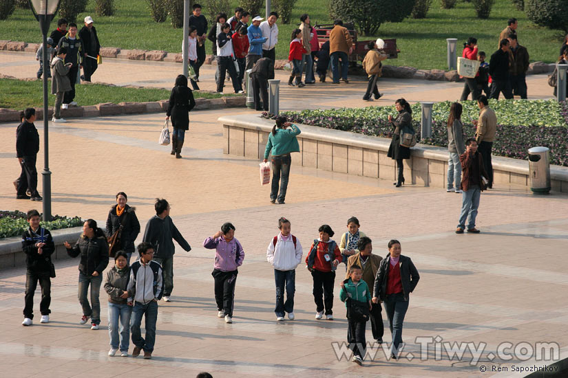 Gente en la plaza principal de Jinan