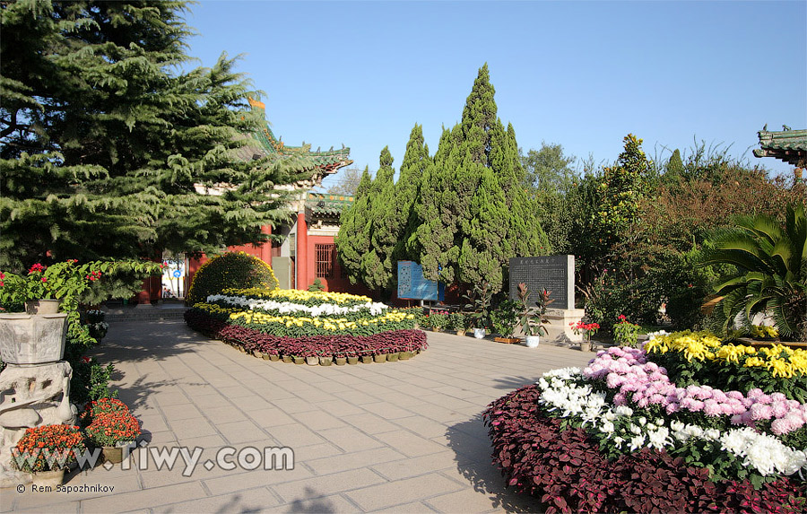 Patio in the memorial complex to Bao Zheng