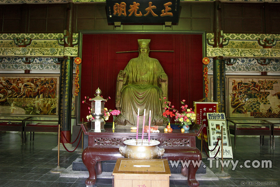 Sitting sculpture of Bao