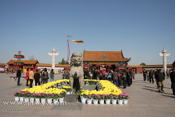 Entrance to the park with Dragon Pavilion (Long Ting Park)