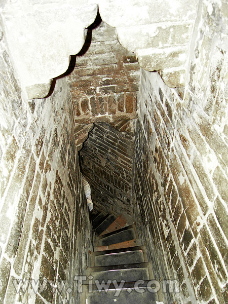 En el interior de la Pagoda de Hierro