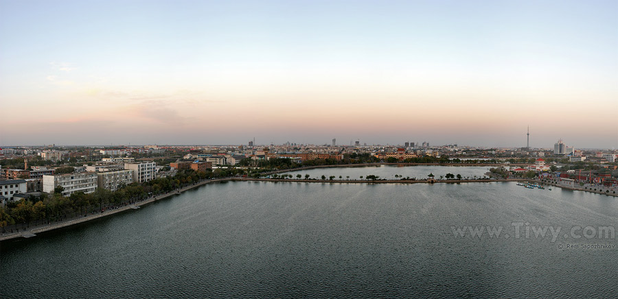 Kaifeng y el lago Bao temprano por la mañana