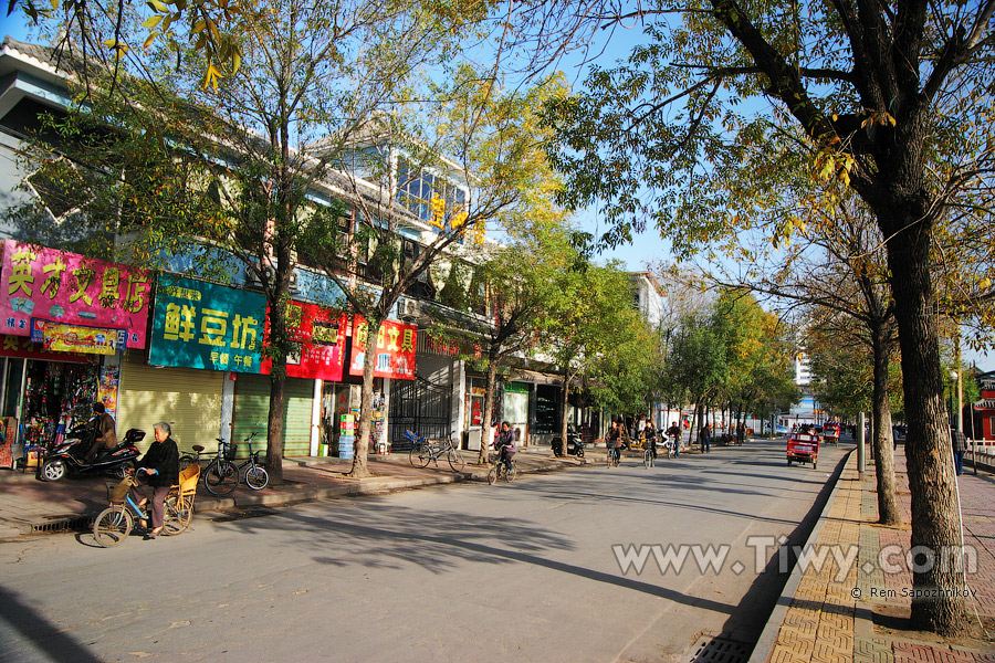 Road along the southern part of the Bao lake