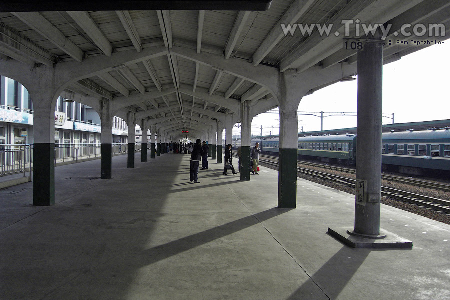 Plataforma en la estación de trenes de Kaifeng