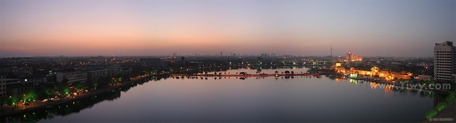 Kaifeng and the Bao lake at night