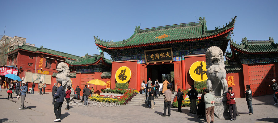 Entrance to Xiangguo Temple