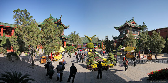 Just right after the entrance to Xiangguo Temple