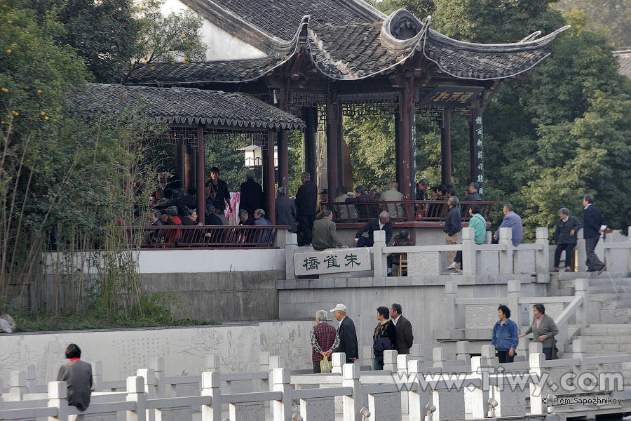 Jubilados chinos descansan en el parque