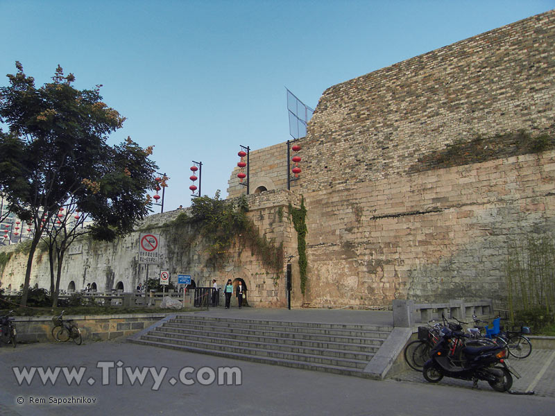 La muralla se interrumpe en este lugar