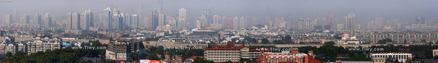 南京城市全景。在前台看到的城墙。