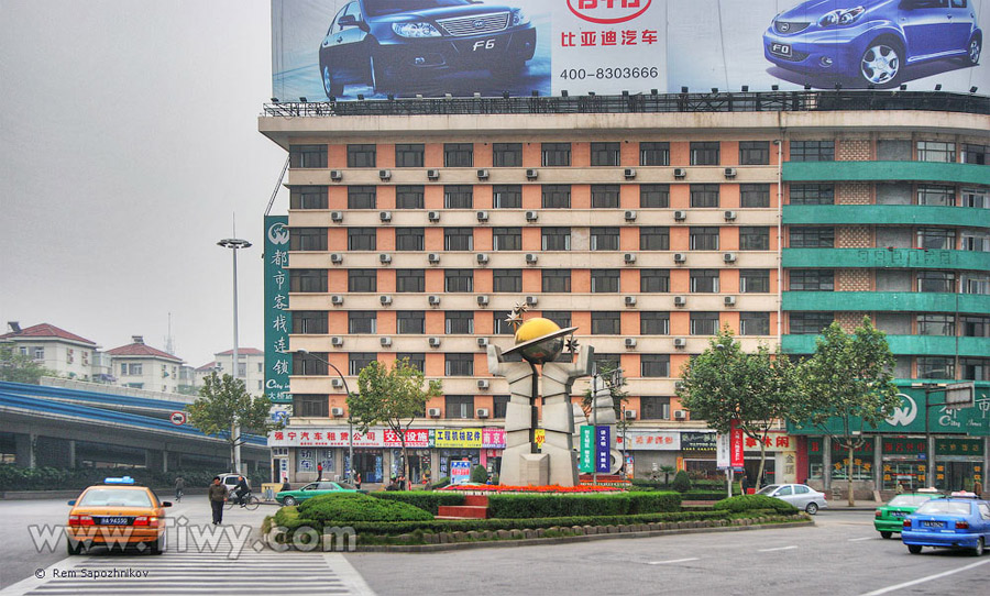 Little square at the Jianning Lu street