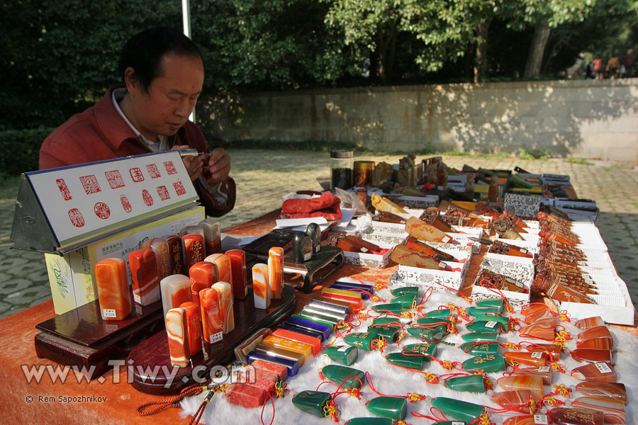 Artesano especializado en hacer sellos chinos