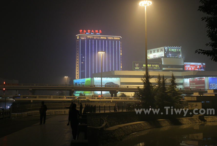 White Palace Hotel at night.