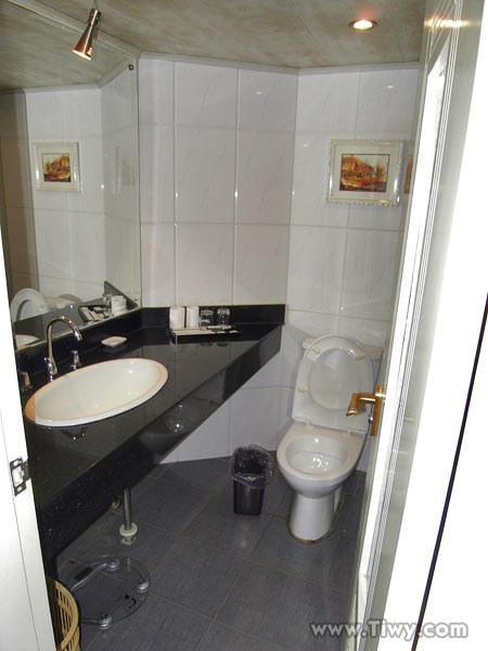 Bathroom in White Palace Hotel