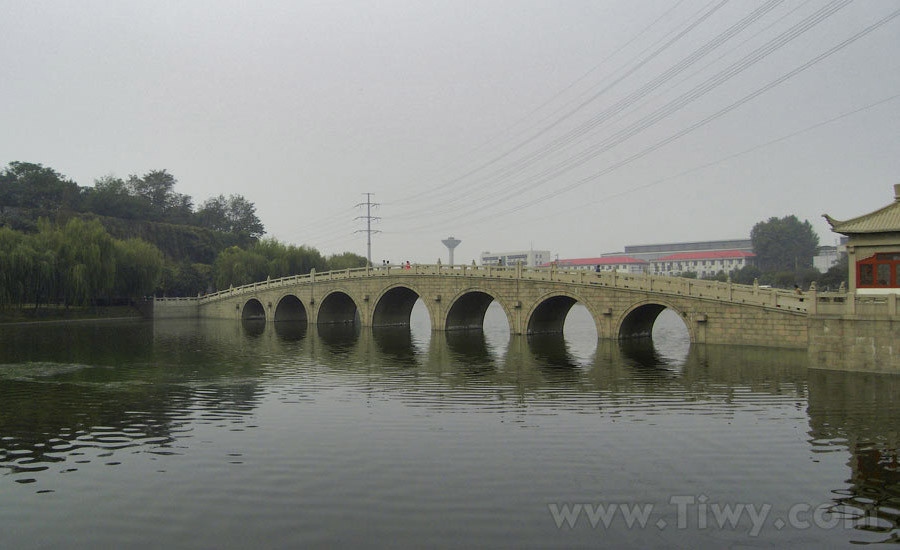 Lago a los pies de la colina de Leon