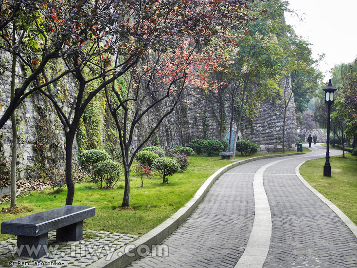 Path around the city wall and the Lion hill