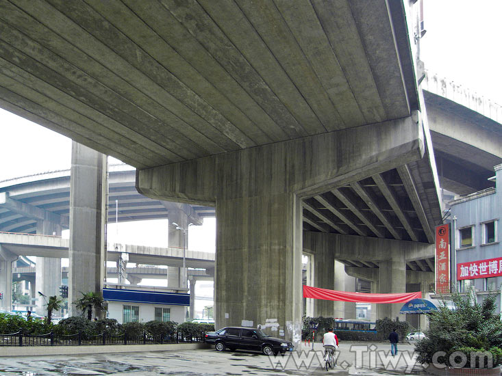 Under Nanpu bridge